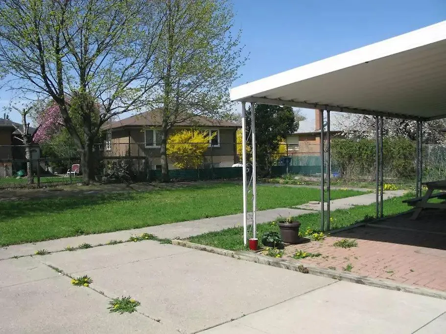 Private Rooms, Free Parking, Full Kitchen, Best Prices In Town- York University Heights Toronto Guest house