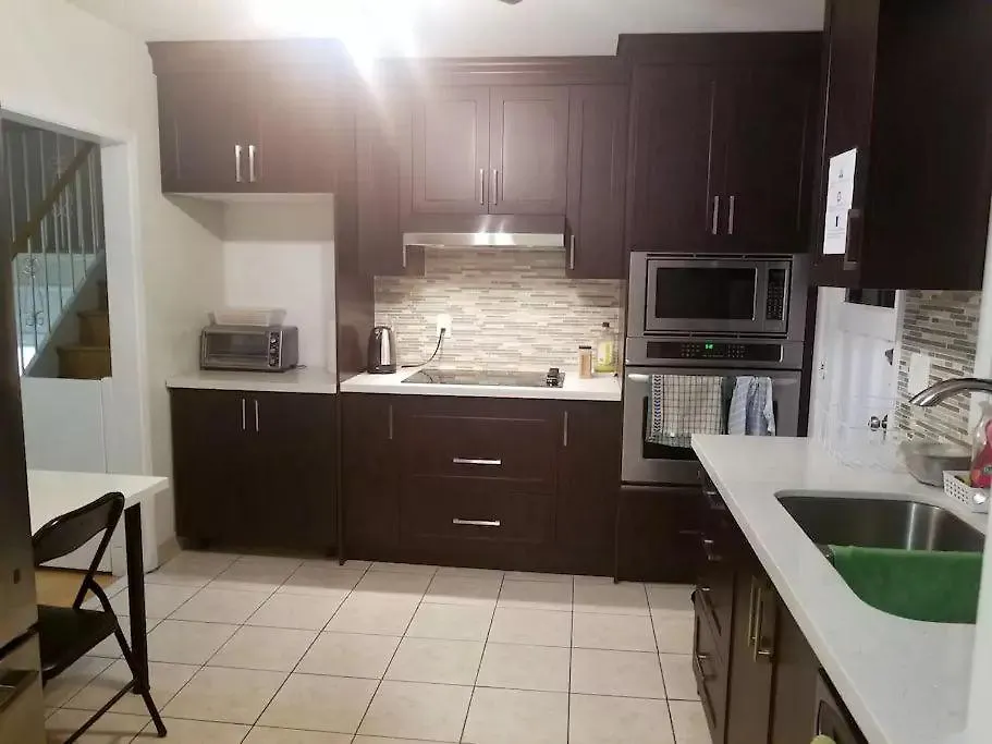 Private Rooms, Free Parking, Full Kitchen, Best Prices In Town- York University Heights Toronto Guest house