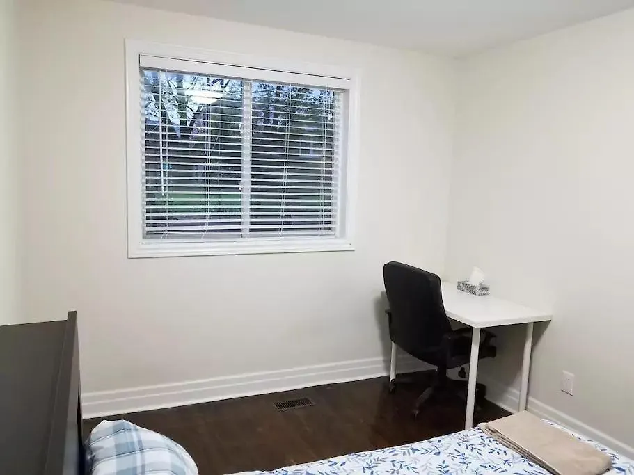 Private Rooms, Free Parking, Full Kitchen, Best Prices In Town- York University Heights Toronto Guest house