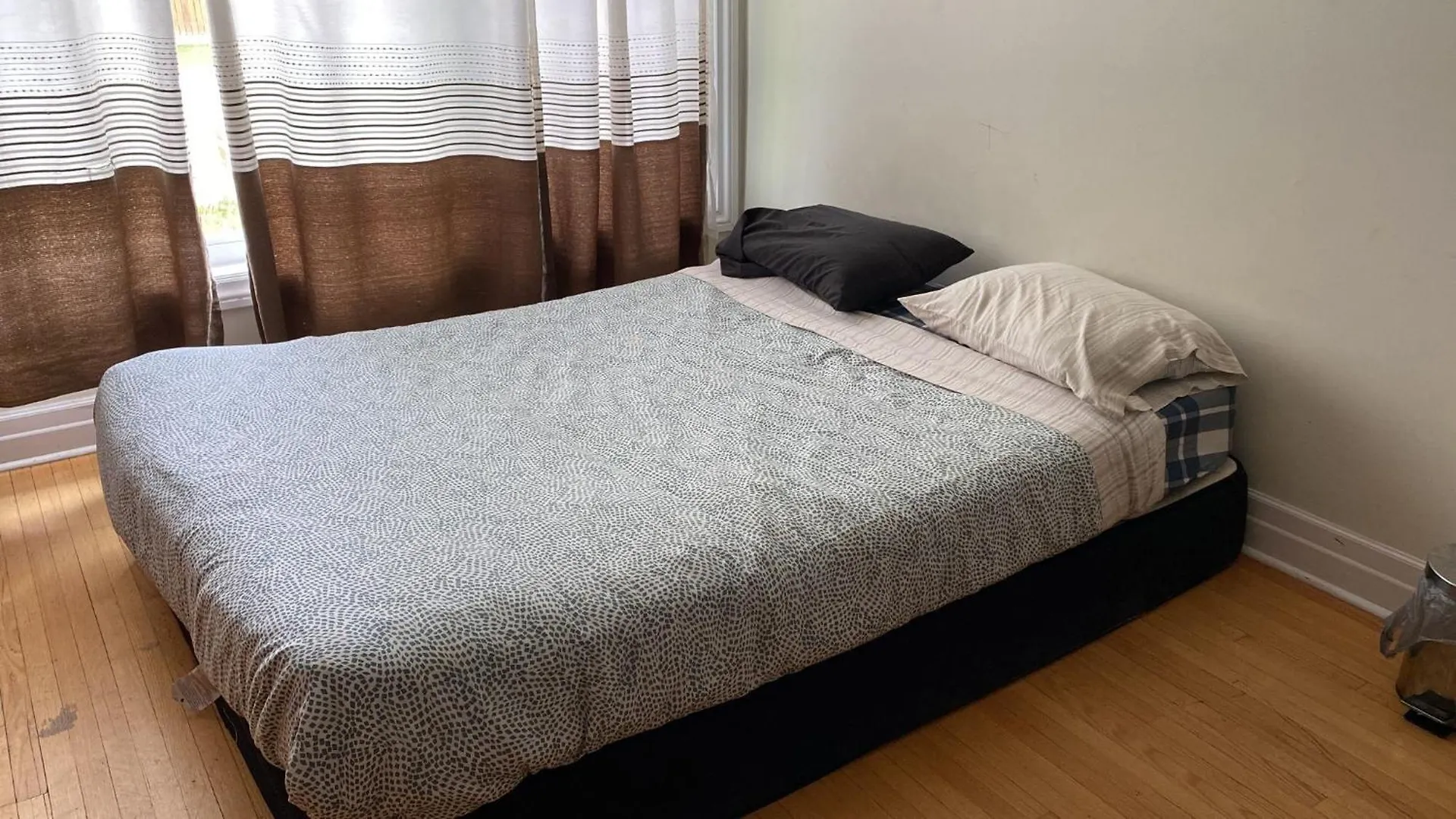 Guest house Private Rooms, Free Parking, Full Kitchen, Best Prices In Town- York University Heights Toronto