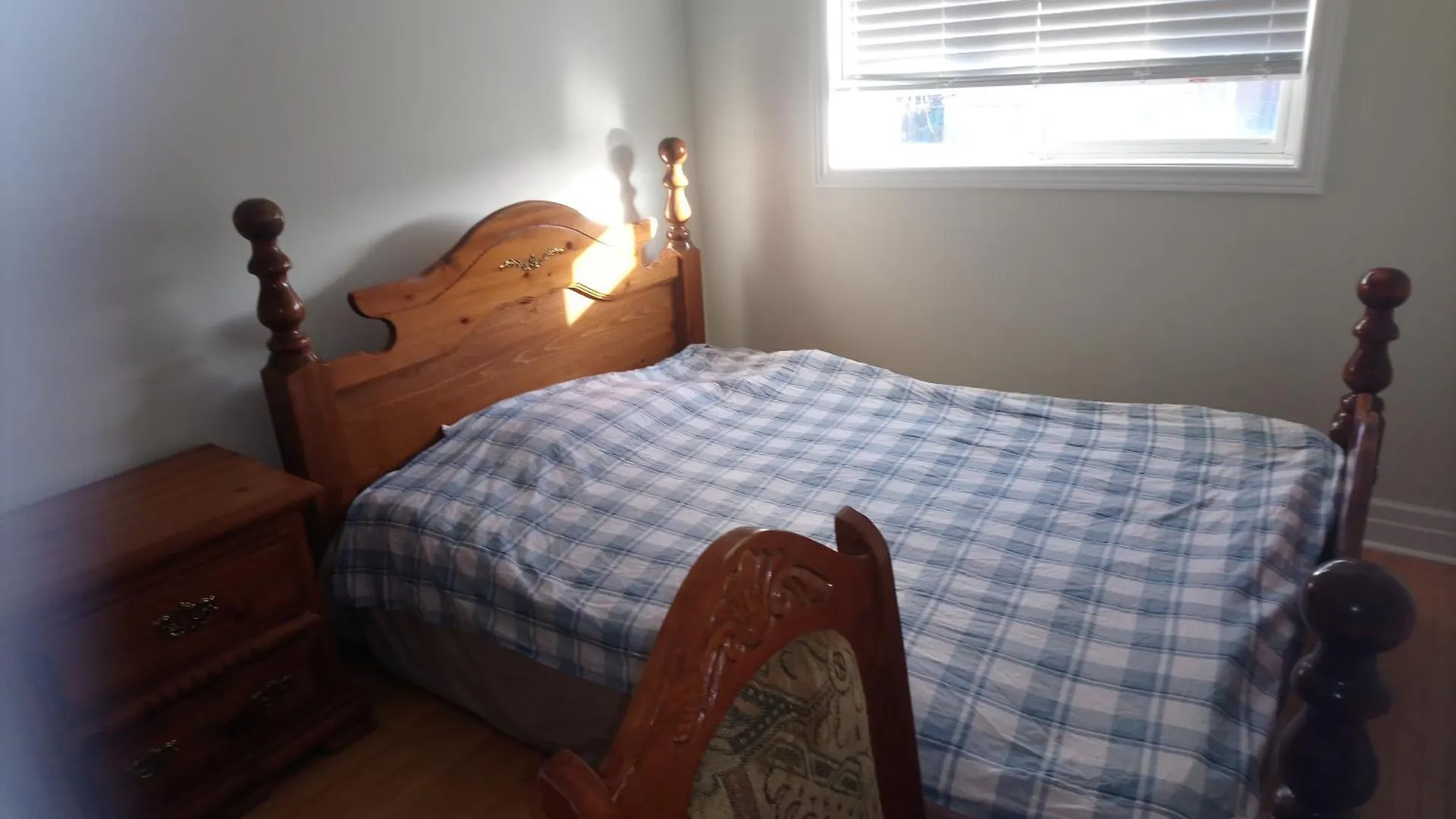Private Rooms, Free Parking, Full Kitchen, Best Prices In Town- York University Heights Toronto Guest house