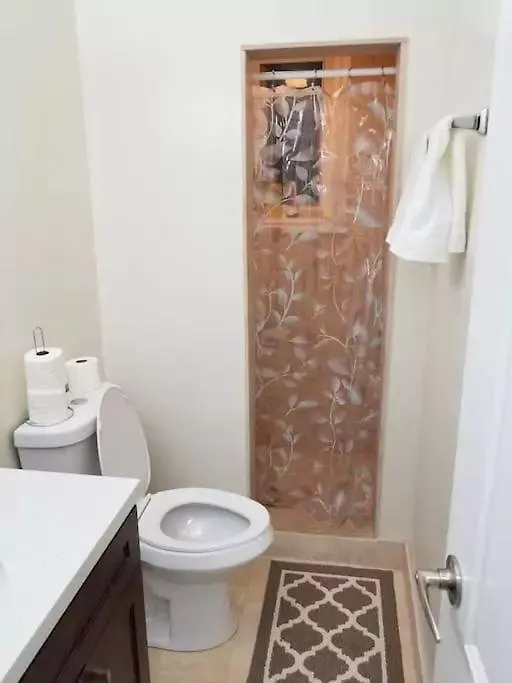 Private Rooms, Free Parking, Full Kitchen, Best Prices In Town- York University Heights Toronto Guest house